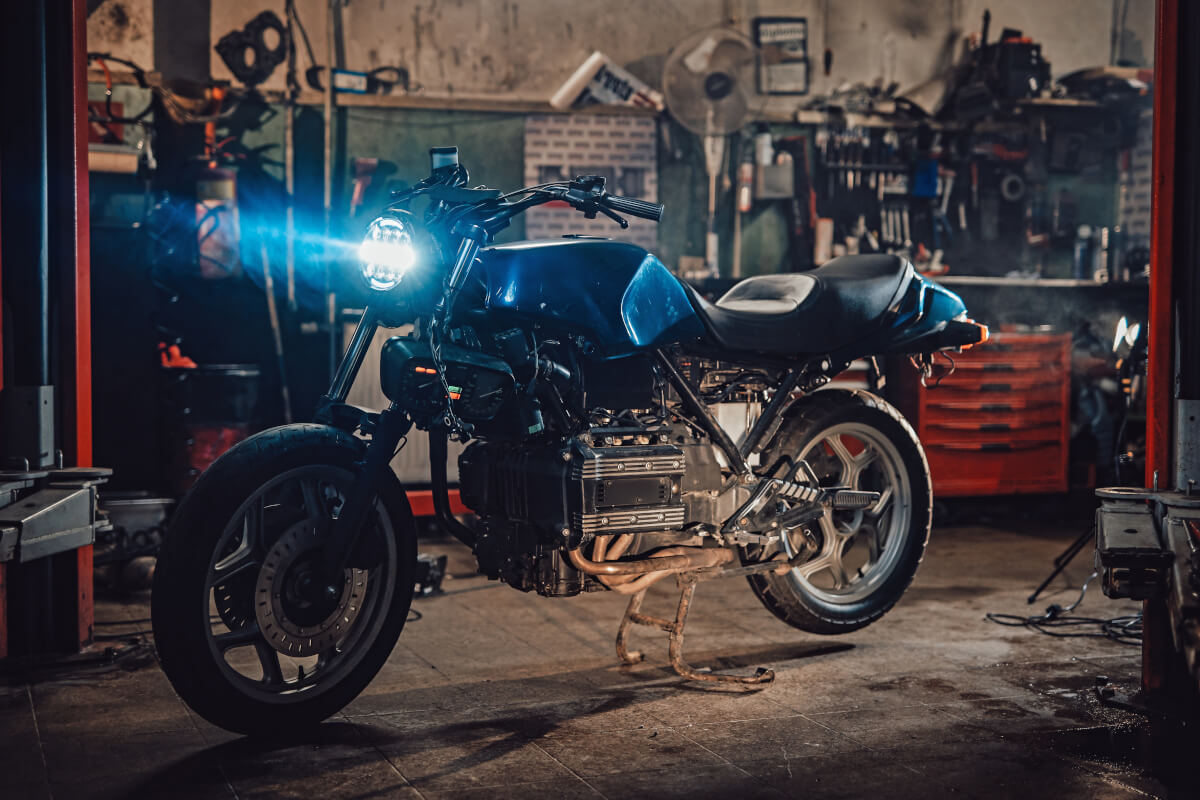 バイクガレージに鎮座するバイク