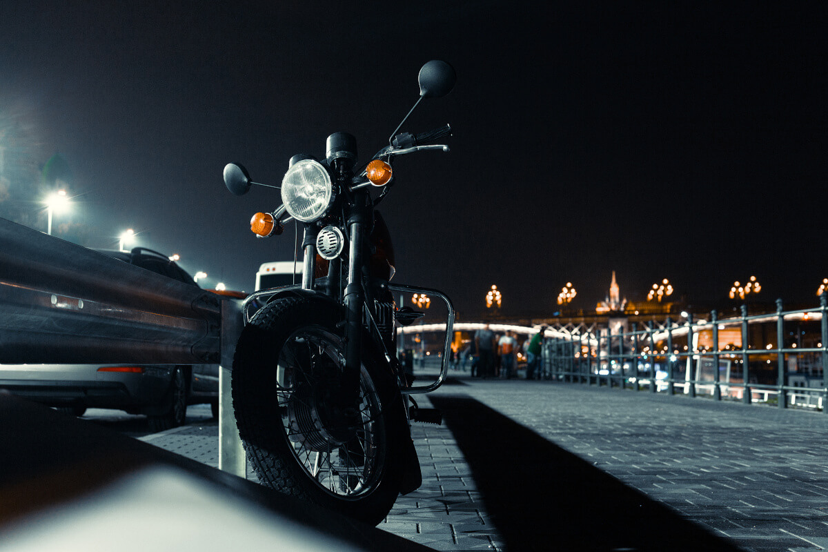 夜の街並みに佇むバイク